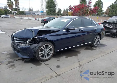 2017 Mercedes-Benz C 300 4Matic z USA, uszkodzony, nr VIN 55SWF4KB2HU207354